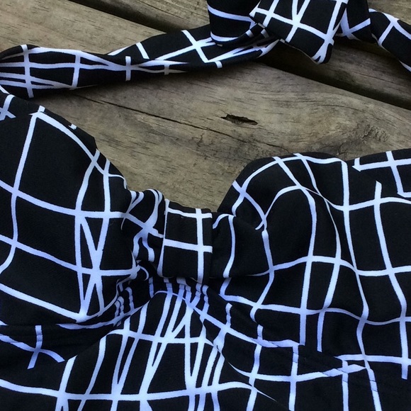 ❣️ Spiegel Blk Wht Abstract One Piece Swimsuit - Picture 3 of 5